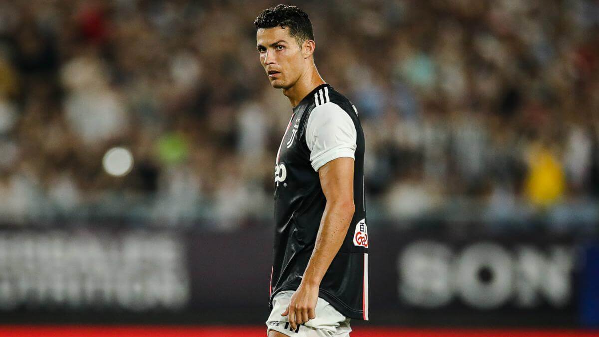 Cristiano Ronaldo berdiri di tengah lapangan, dengan rambut bergaya mid fade